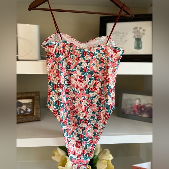 Versusa Bodysuit floral Brand New Sz M NWT - Picture 3 of 5